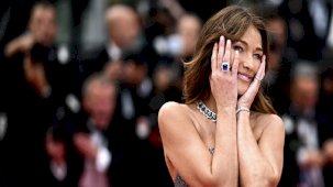 Carla Bruni göğüs kanseriyle gayretinden bahsetti