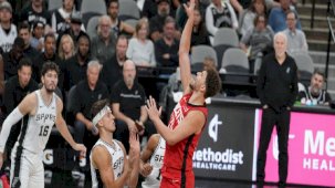 Cedi Osman'lı Spurs, Alperen Şengün'lü Rockets'ı uzatmada devirdi