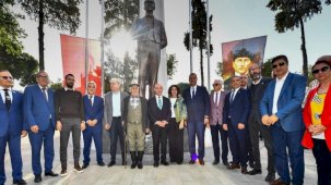 CHP'den İzmir'e bir heykel daha: Tunç Soyer açılışı yaptı