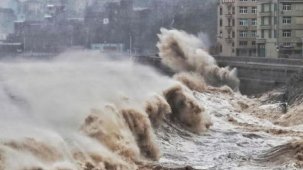 Çin'de fırtına: Turistler dev dalgaların arasında kaldı