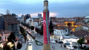 Çorum Saat Kulesi'ne kardeşlik bayrağı asıldı