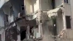 Depremin vurduğu Elazığ’da ağır hasarlı binanın korna sesi ile yıkıldığı anlar