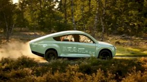 Dünyanın ilk güneş enerjisiyle çalışan arazi aracı: Tek şarjla 1000 km yol gitti