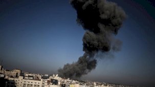 Gazze'de bölgeyi bombaların patlamasıyla çıkan alevler aydınlatıyor