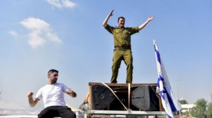 Gazze'ye yönelik saldırıların ortasında İsrailliler askerlerle dans etti