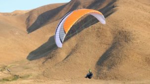 Hakkari'de çatışma sesleri geride kaldı! Terörden temizlenen bölgede yamaç paraşütü yapılıyor...