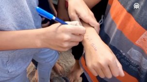 İsrail Filistin'de hastane vurdu! Aileler yeni saldırıya karşı çocuklarını tanımak için bileklerine isim yazdı