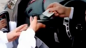 İstanbul'da damadın yolunu kesti! Pos makinasıyla bahşiş aldı...