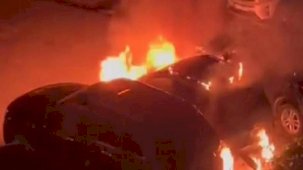 Kadıköy’de açık otoparktaki 3 araç yandı