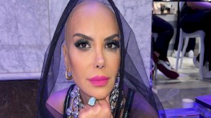 Kanser hastalığıyla mücadele eden Tanyeli podyuma çıktı! Gözyaşlarını tutamadı