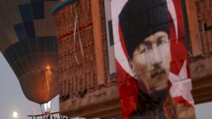 Kapadokya semalarında Cumhuriyet'in 100. yılı kutlaması! Gökyüzü Türk bayraklarıyla renklendi