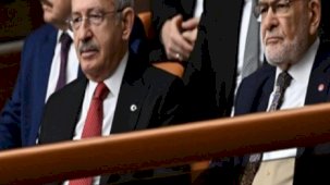 Kemal Kılıçdaroğlu Meclis'te uzun süre anayasa kitapçığı okudu