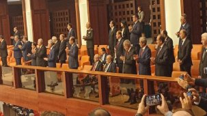 Kemal Kılıçdaroğlu ve Temel Karamollaoğlu, Cumhurbaşkanı Erdoğan Meclis'e girdiğinde oturmaya devam etti