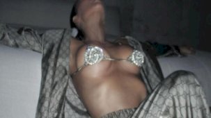 Kim Kardashian küçük iç çamaşırıyla poz verdi