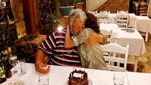 Kızından Metin Akpınar'a şarkılı gönderme