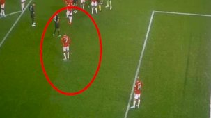 Manchester United - Kopenhag maçında ilginç görüntü: Penaltı noktasını kazdı
