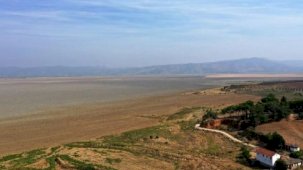 Marmara Gölü tamamen kurudu: Geriye tabelalar ve hurdaya dönmüş tekneler kaldı