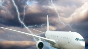 Metal yığını uçaklar yıldırım çarpmasından nasıl sağ çıkabiliyor