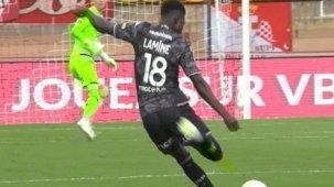 Metz oyuncusu Lamine Camara'dan orta sahadan nefis gol
