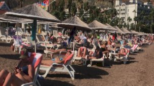 Muğla'da yaz sıcakları! Vatandaş sahilde güneşledi..