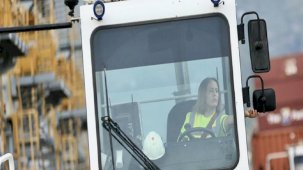 Paklık vazifelisi olarak başladığı limanda tonlarca tartıdaki yükleri taşıyor