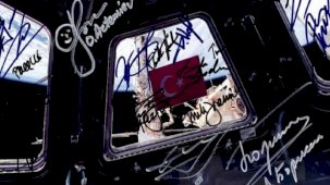 Rus kozmonot, 56 yıl önce uzaya götürdüğü Türk bayrağını hediye etti