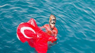 Şahika Ercümen'den 100'üncü yıla özel dalış