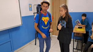 Sakarya'da Teacherman yazılı tişörtüyle öğrencileri eğlendirerek İngilizce öğretiyor