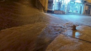 Samsun’da şiddetli yağış! Yollar göle döndü