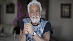 Şarkıcı Fedon denize atladı: 'Ben yaz bitti demeden bitmez'