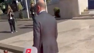 Scholz'dan Biden hareketleri: Arnavutluk'ta kırmızı halıda yürürken yönünü şaşırdı