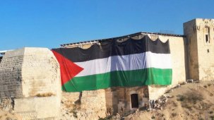 Tarihi Gaziantep Kalesi’ne dev Filistin bayrağı asıldı