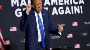 Trump bir kez daha Biden'ı taklit etti: Bu adam bunak