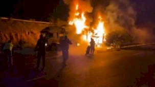 Tuzla'da elektrikli arabalar alev alev yandı