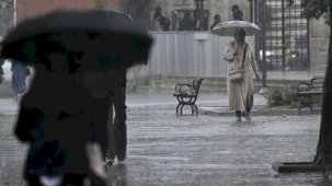 Yağmur sonrası alt yapı sorunu: Esenyurt'ta öğrencilerin okul yolunda zor anları