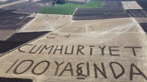 Yozgatlı çiftçi tarlasına traktörüyle 'Cumhuriyet 100 yaşında' yazdı