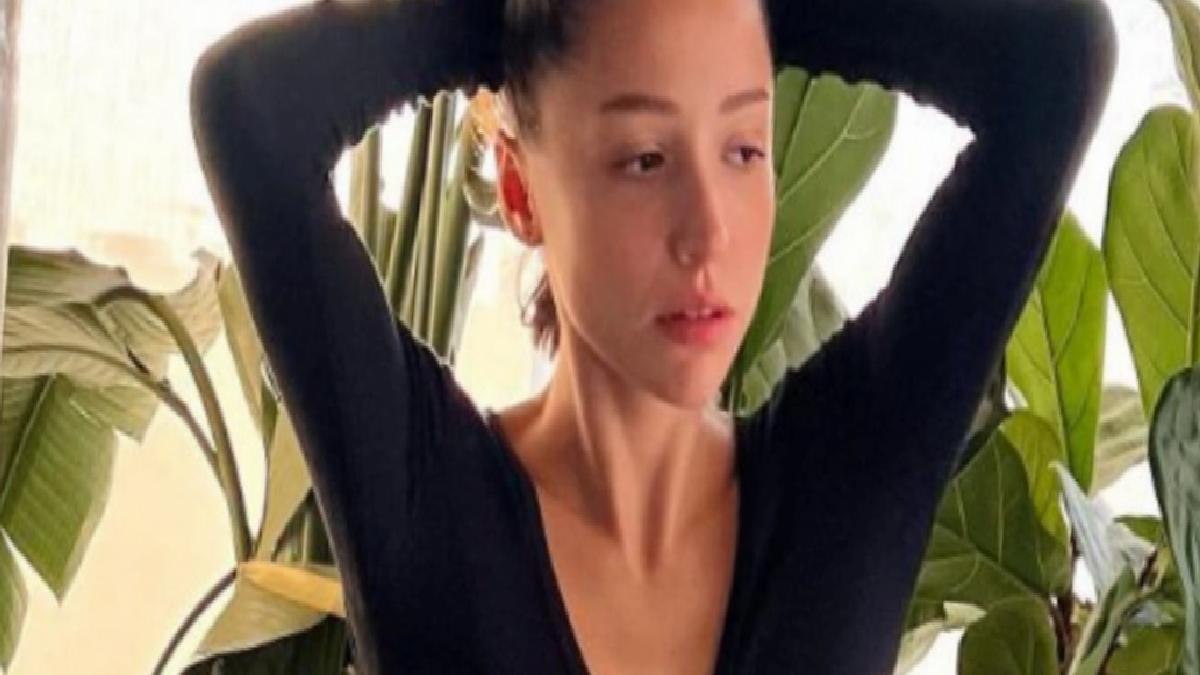 Zeynep Bastık, beyaz sütyeniyle spor salonundan poz verdi