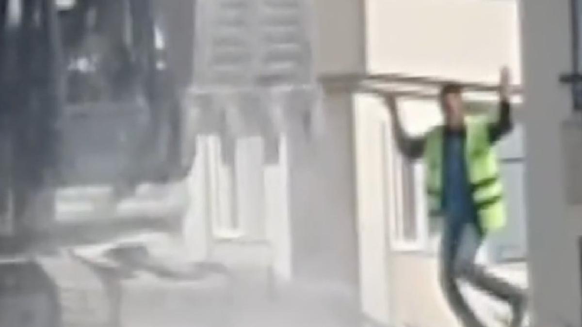 Adana'da çatıda dans! İşçi bina yıkılırken kendini ritme kaptırdı