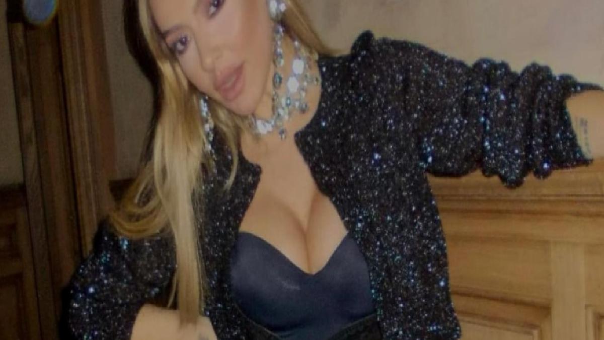 Derin göğüs dekoltesiyle dikkati çeken Hadise geceyi aydınlattı