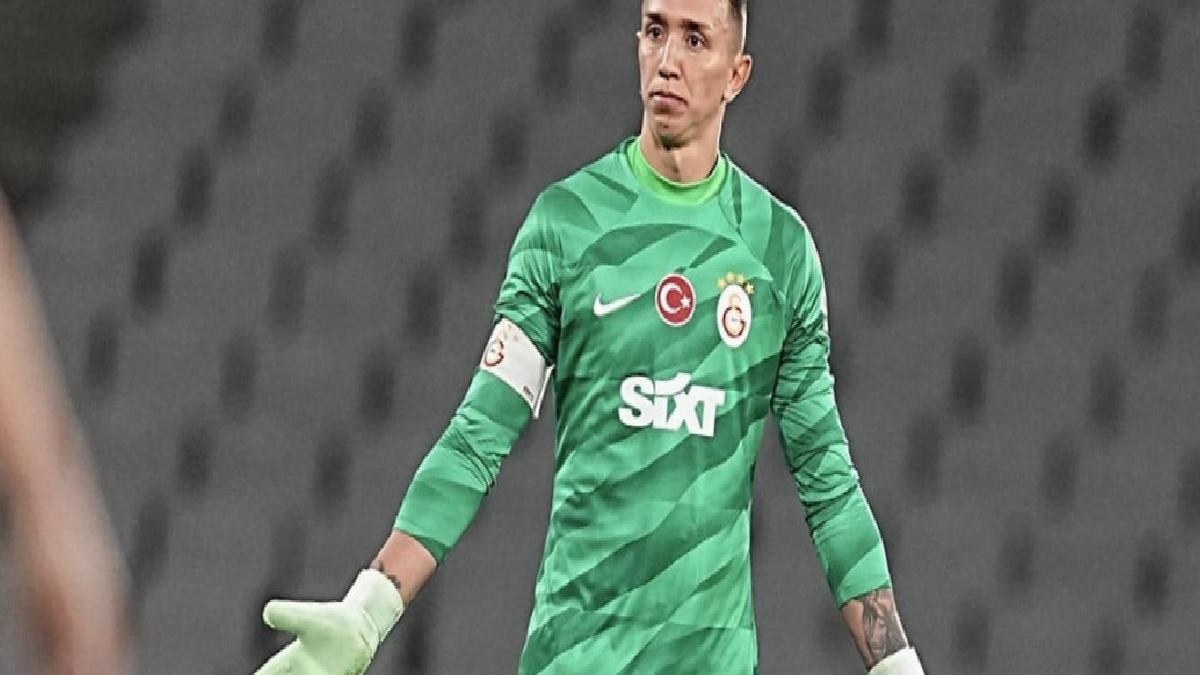 Fernando Muslera yine yaptı yapacağını! Bayern maçı için Okan Buruk'tan flaş istek