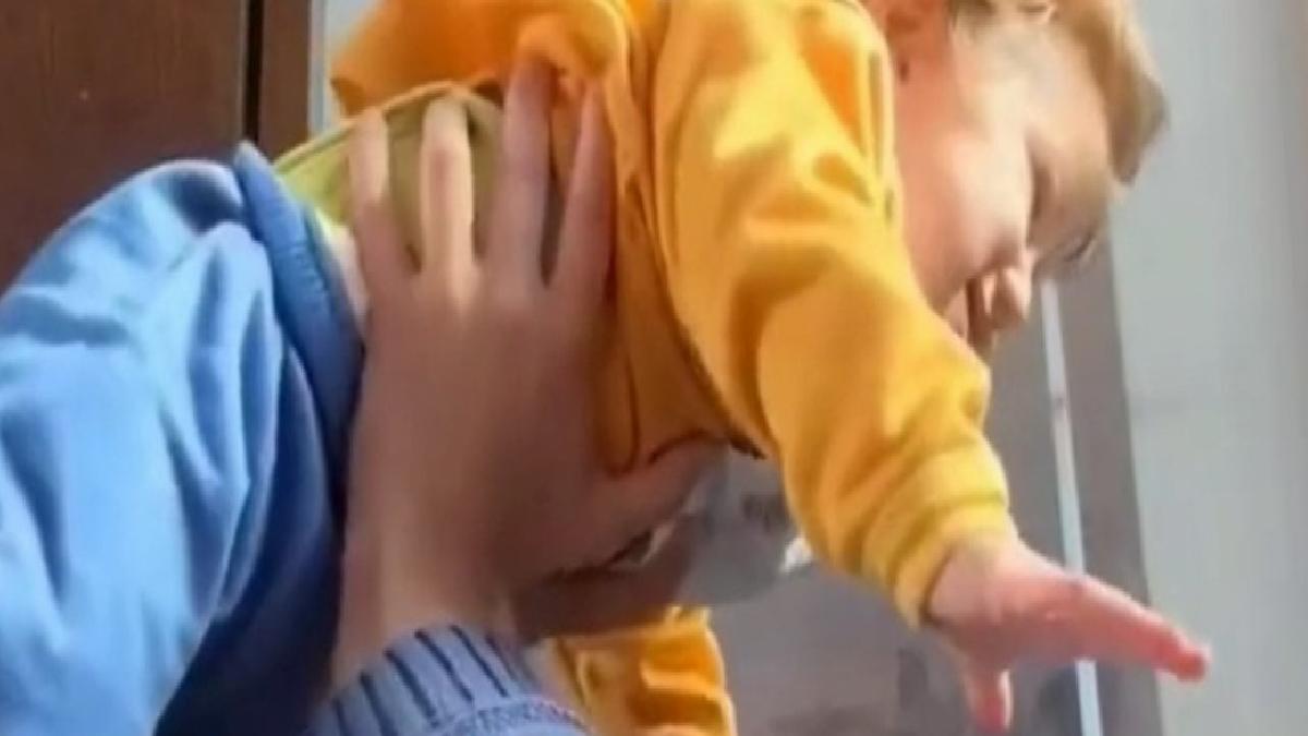 Filistinli baba, oğlu korkmasın diye füze sesi çıkardı