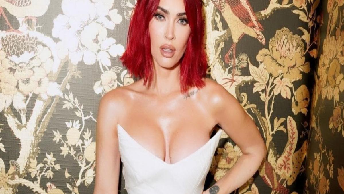 Göğüslerini büyüten Megan Fox, derin dekoltesiyle poz verdi