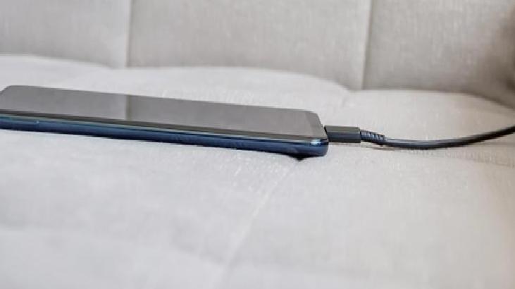 Hayatınızdan hızlıca çıkarmanız gereken 5 alışkanlık! Cep telefonları tüm evi yakıp küle çeviriyor