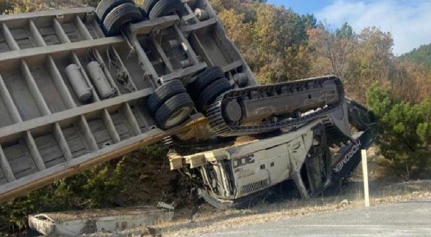 İş makinesi yüklü TIR devrildi! 2 kişi feci şekilde can verdi