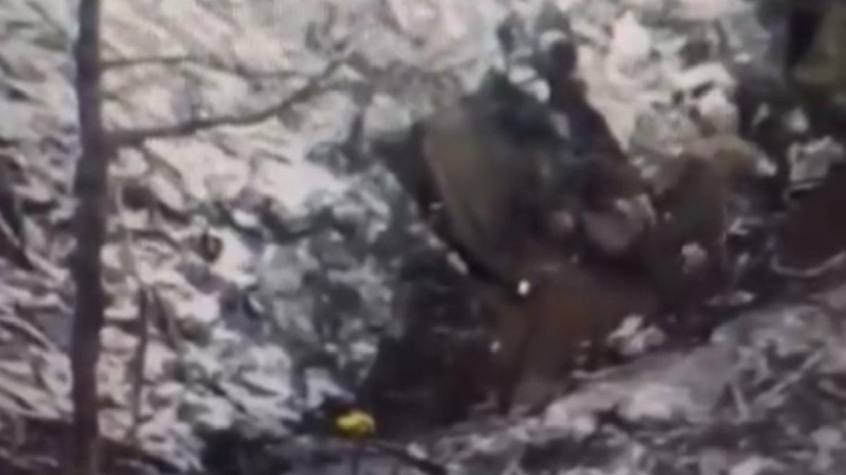 Patlamayan drone’u kürekle imha etmeye çalışan Rus askeri