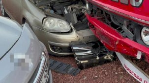 5 aracı hurdaya çevirdi! Polis ekipleri kaçan sürücünün peşinde