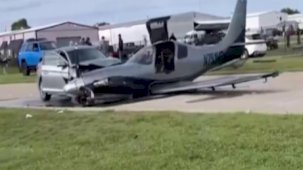 ABD'de pistten çıkan uçak otomobile çarptı