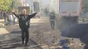 Adana'da 5 yıl sonra dökülen asfaltı davul ve zurnayla kutladılar