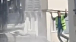 Adana'da çatıda dans! İşçi bina yıkılırken kendini ritme kaptırdı