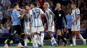 Arjantin - Uruguay maçında ortalık karıştı! Lionel Messi rakibinin boğazını sıktı